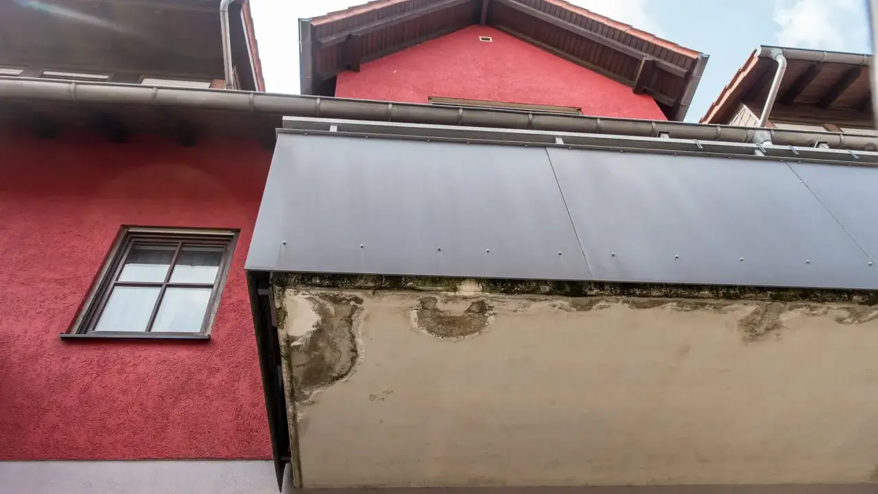 Beschädigte Betondecke eines Balkons, bereit für die Sanierung.