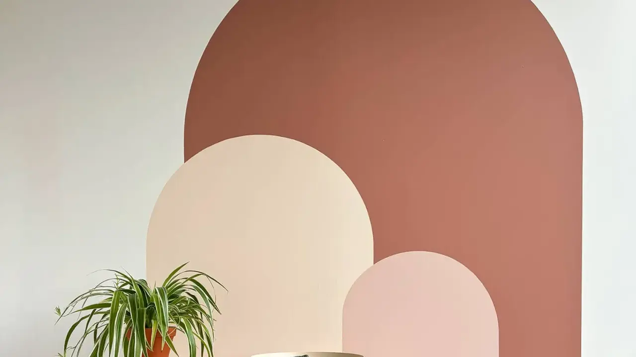 Moderne Wandgestaltung mit geometrischen Bögen in warmen Erdtönen. Tolle Ideen, Muster und Inspiration, um deine Wand selber zu malen.