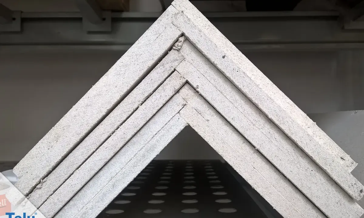 Stapel von Fermacell Platten, bereit zum Streichen. Die Platten sind im Winkel angeordnet und zeigen ihre Kanten.