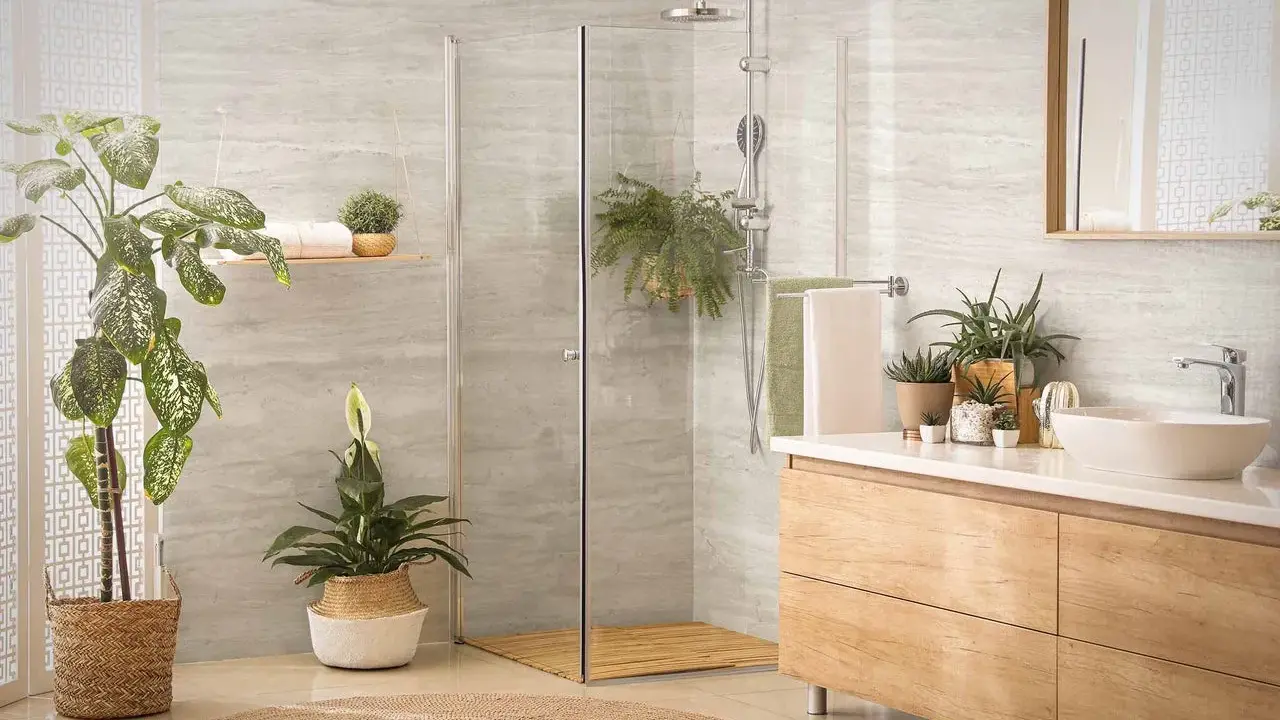 Modernes bad ohne fliesen mit Dusche, Waschbecken und vielen Pflanzen. Natürliche Materialien wie Holz und Rattan schaffen eine entspannte Atmosphäre.