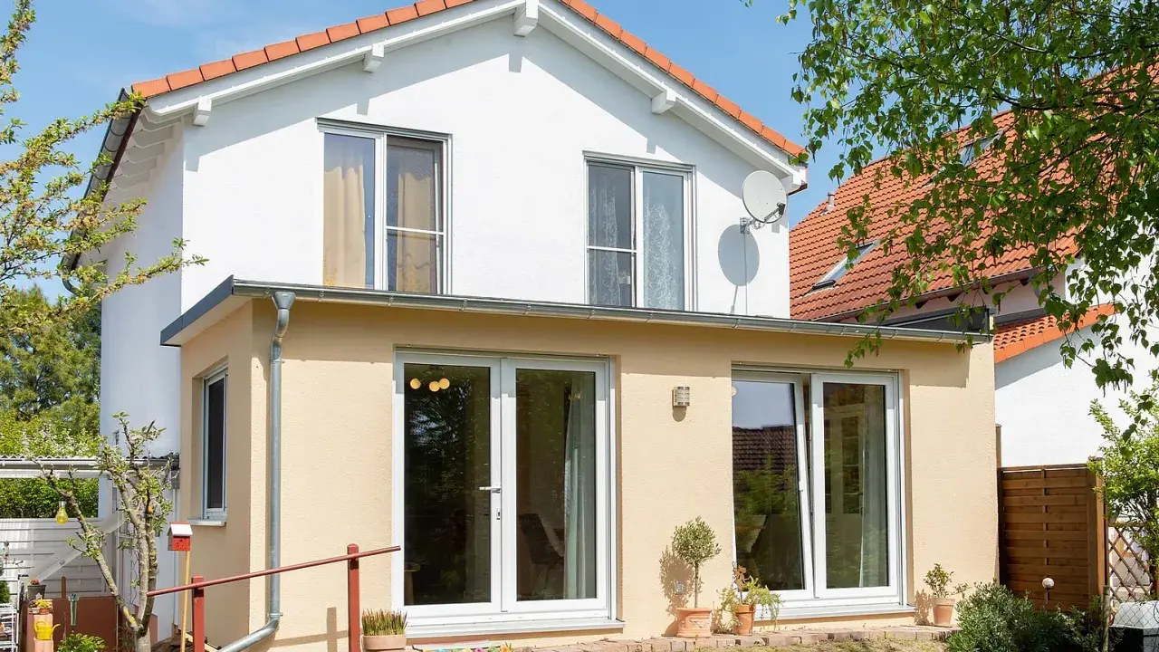 Modernes Haus mit großem Garten. Informieren Sie sich über holzrahmenbau kosten für Ihr Traumhaus.