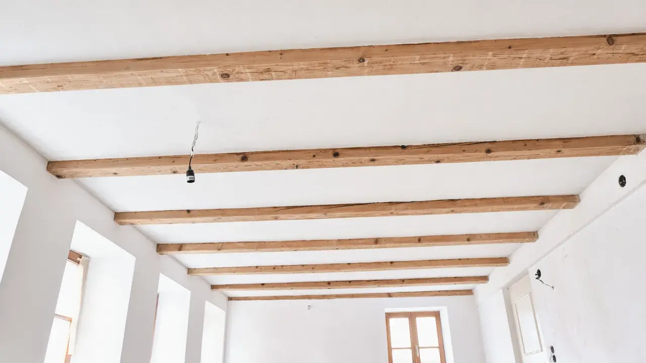 Holzbalken an der Decke, die den Charme eines "Zierbalken Decke selber machen" Projekts unterstreichen.