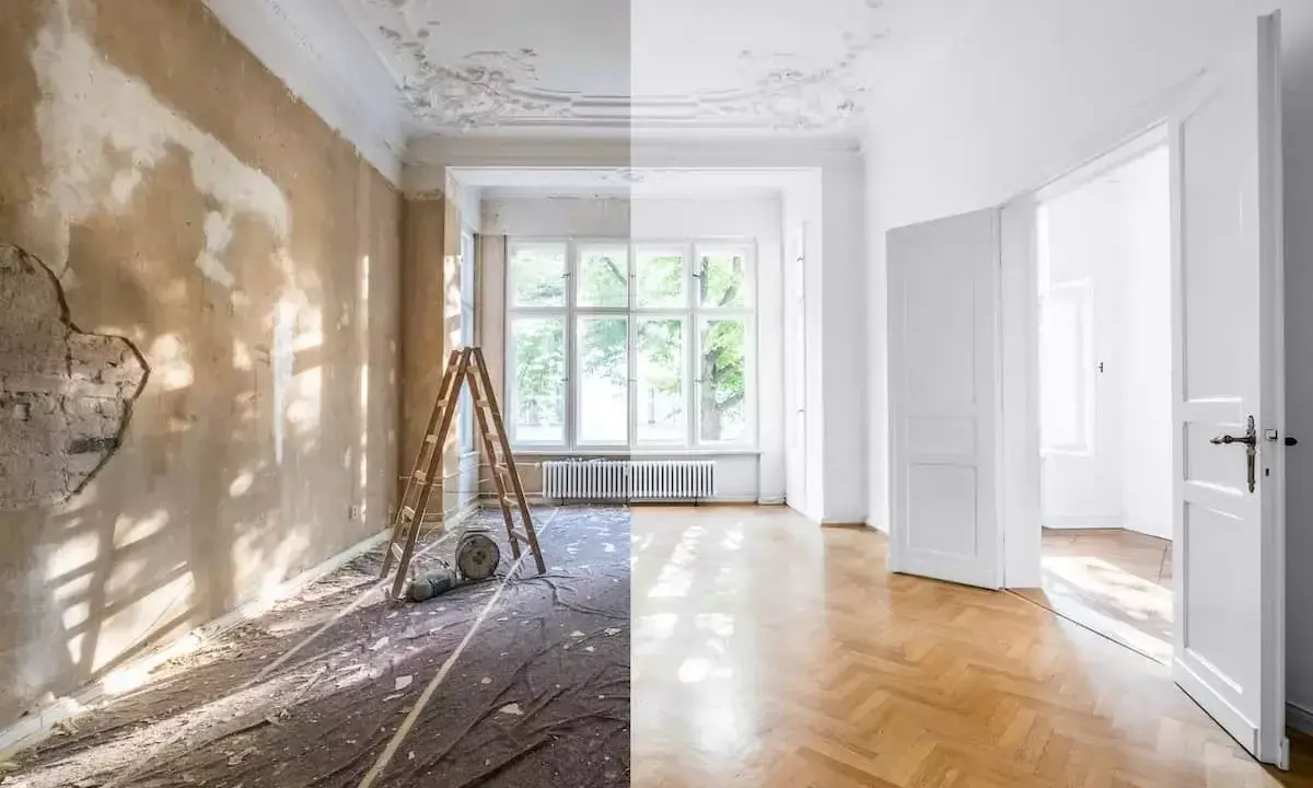 Vorher-Nachher-Vergleich eines Raumes: Links im Rohbau mit Leiter, rechts frisch renoviert mit modernem Putz innen und Parkettboden.