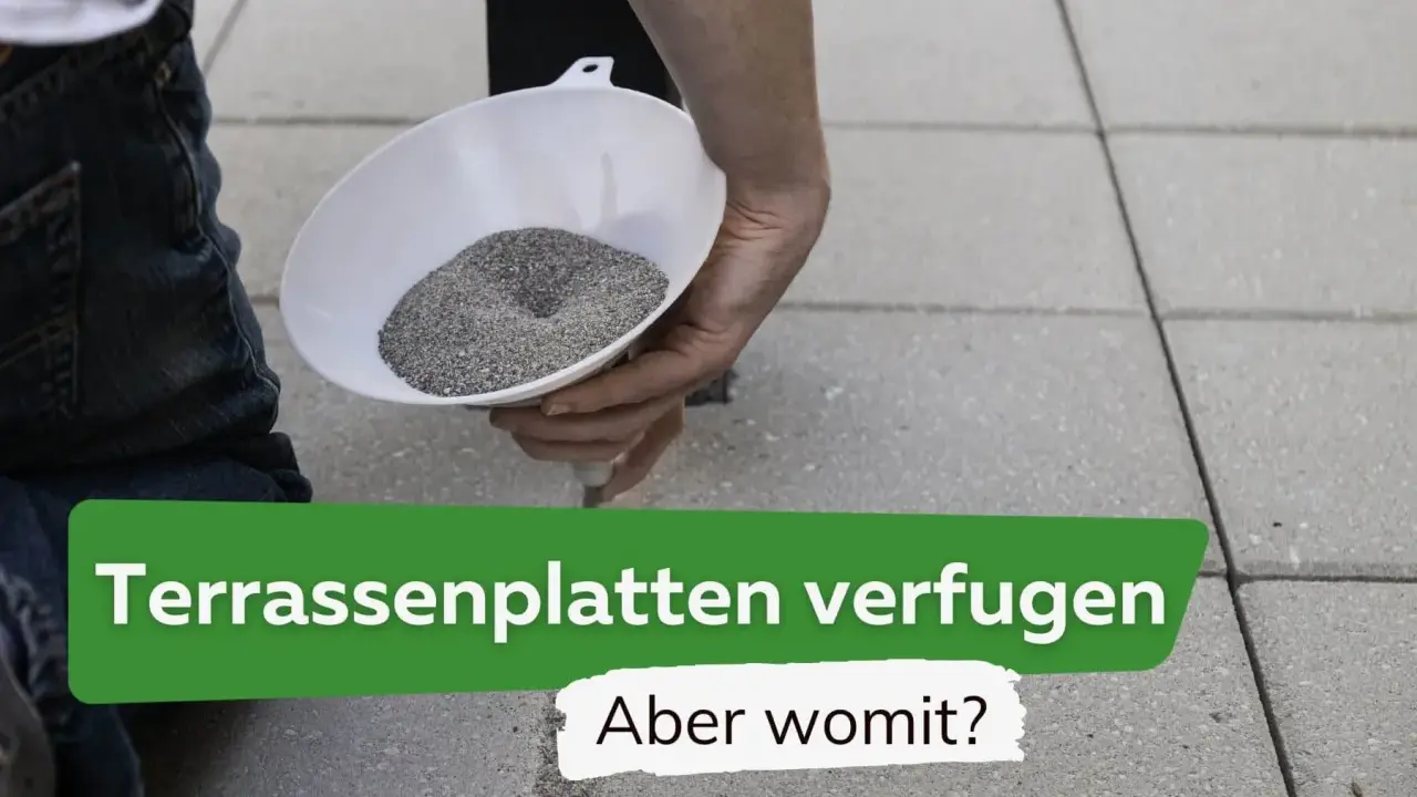 Eine Hand füllt mit einem Trichter feinen Sand in die Fugen von Terrassenplatten. So lassen sich Terrassenplatten verfugen.