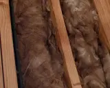 Holzsparren halten die Dämmwolle an ihrem Platz.
