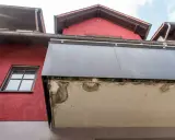 Beschädigte Betondecke eines Balkons, bereit für die Sanierung.