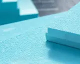 Blauer Styrodur wird für Dämmzwecke vorbereitet. Das Schleifen sorgt für eine glatte Oberfläche.