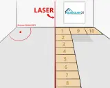 Laser-Linie hilft beim präzisen Fliesen verlegen in einem rechten Winkel. Die nummerierten Fliesen zeigen den Verlegeplan.