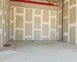 Gipskartonplatten kleben mit Rotband: Wände werden mit Gipsplatten verkleidet, die Fugen mit Rotband verspachtelt.