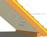 Detailansicht einer Dachkonstruktion: Die **Dampfbremse** wird von der Innenseite angebracht, mit Klebeband abgedichtet.