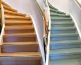 Vorher-Nachher-Vergleich: Holztreppe wird frisch grün lackiert. Die Stufen sind nun einheitlich und modern.