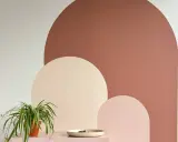 Moderne Wandgestaltung mit geometrischen Bögen in warmen Erdtönen. Tolle Ideen, Muster und Inspiration, um deine Wand selber zu malen.