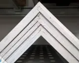Stapel von Fermacell Platten, bereit zum Streichen. Die Platten sind im Winkel angeordnet und zeigen ihre Kanten.