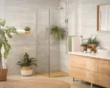 Modernes bad ohne fliesen mit Dusche, Waschbecken und vielen Pflanzen. Natürliche Materialien wie Holz und Rattan schaffen eine entspannte Atmosphäre.