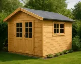 Ein neues Gartenhaus mit Holzdach und Fenster. Die Verkleidung des Gartenhauses ist aus hellem Holz.