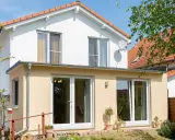 Modernes Haus mit großem Garten. Informieren Sie sich über holzrahmenbau kosten für Ihr Traumhaus.