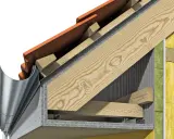 Detailansicht einer Dachkonstruktion mit fermacell Unterkonstruktion aus Holz. Dachziegel, Holzbalken und Dämmung sind sichtbar.
