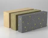 Drei Schichten Dämmmaterial: Holzfaser, Steinwolle und ein diffusionsoffenes EPS-Material mit gelben Granulaten.