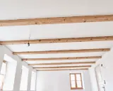 Holzbalken an der Decke, die den Charme eines "Zierbalken Decke selber machen" Projekts unterstreichen.