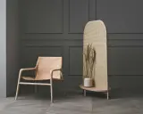 Ledersessel und Rattan-Raumteiler mit Trockenblumen – eine stilvolle alternative zu tapete.