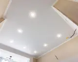 Moderne Spanndecke mit integrierten Spots. Informieren Sie sich über Spanndecke Kosten für Ihr Zuhause.