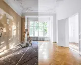Vorher-Nachher-Vergleich eines Raumes: Links im Rohbau mit Leiter, rechts frisch renoviert mit modernem Putz innen und Parkettboden.