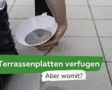 Eine Hand füllt mit einem Trichter feinen Sand in die Fugen von Terrassenplatten. So lassen sich Terrassenplatten verfugen.