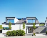 Moderner Hausbau mit Solaranlagen auf dem Dach. Ein Architekt hat hier ein stilvolles Einfamilienhaus mit Garage und gepflegtem Garten entworfen.
