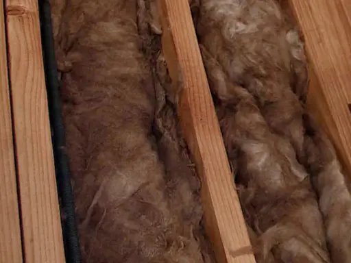 Holzsparren halten die Dämmwolle an ihrem Platz.