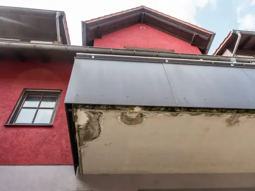 Beschädigte Betondecke eines Balkons, bereit für die Sanierung.