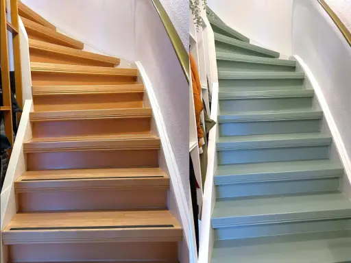 Vorher-Nachher-Vergleich: Holztreppe wird frisch grün lackiert. Die Stufen sind nun einheitlich und modern.