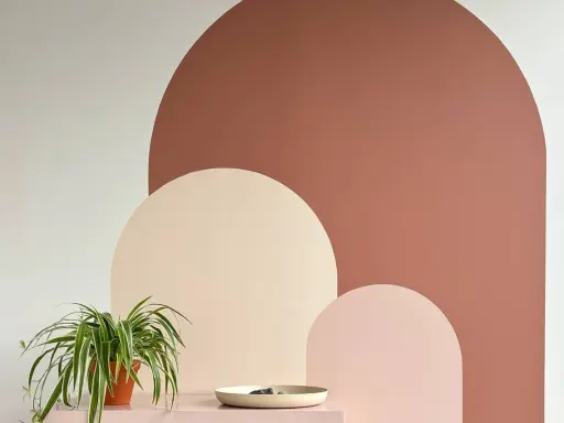 Moderne Wandgestaltung mit geometrischen Bögen in warmen Erdtönen. Tolle Ideen, Muster und Inspiration, um deine Wand selber zu malen.