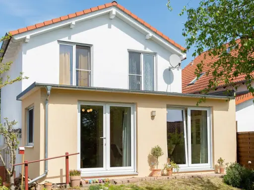 Modernes Haus mit großem Garten. Informieren Sie sich über holzrahmenbau kosten für Ihr Traumhaus.