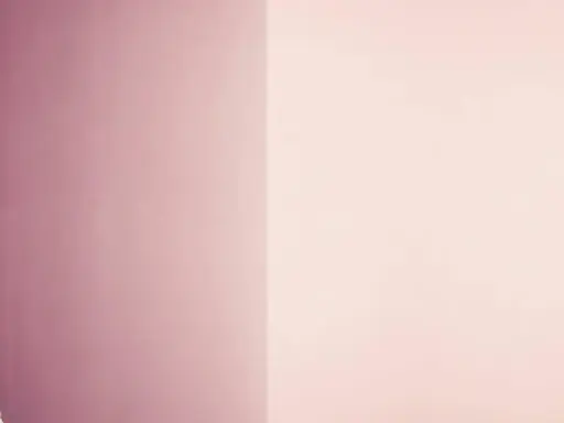 Alte Leiter steht vor einer Wand, die in zwei Rosatöne geteilt ist. Ein Projekt zum **Wandfarbe mischen**?