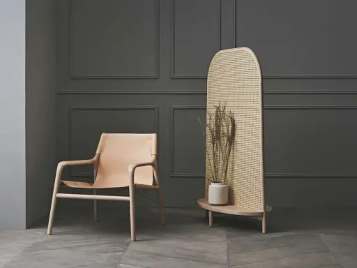 Ledersessel und Rattan-Raumteiler mit Trockenblumen – eine stilvolle alternative zu tapete.