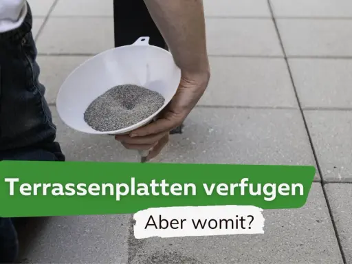 Eine Hand füllt mit einem Trichter feinen Sand in die Fugen von Terrassenplatten. So lassen sich Terrassenplatten verfugen.