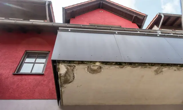 Beschädigte Betondecke eines Balkons, bereit für die Sanierung.
