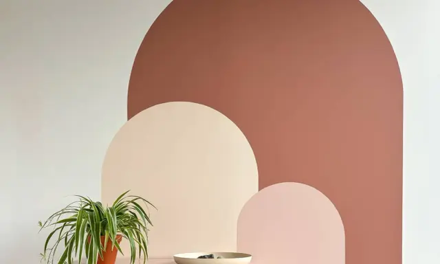 Moderne Wandgestaltung mit geometrischen Bögen in warmen Erdtönen. Tolle Ideen, Muster und Inspiration, um deine Wand selber zu malen.