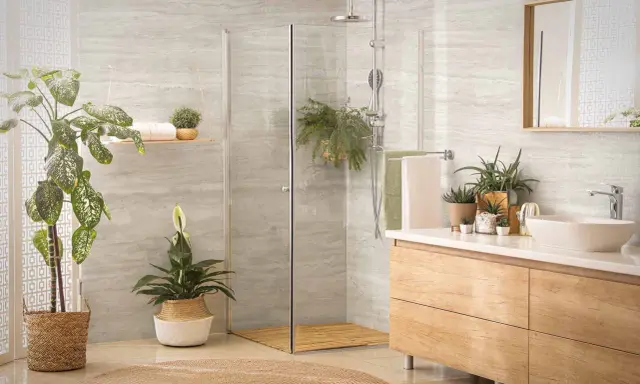 Modernes bad ohne fliesen mit Dusche, Waschbecken und vielen Pflanzen. Natürliche Materialien wie Holz und Rattan schaffen eine entspannte Atmosphäre.