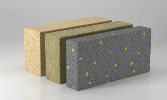 Drei Schichten Dämmmaterial: Holzfaser, Steinwolle und ein diffusionsoffenes EPS-Material mit gelben Granulaten.