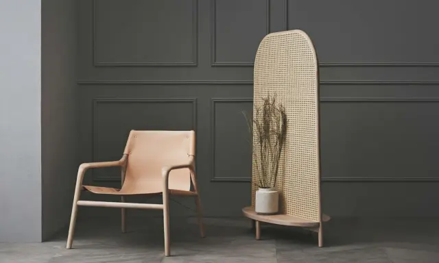 Ledersessel und Rattan-Raumteiler mit Trockenblumen – eine stilvolle alternative zu tapete.