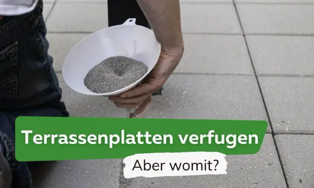 Eine Hand füllt mit einem Trichter feinen Sand in die Fugen von Terrassenplatten. So lassen sich Terrassenplatten verfugen.