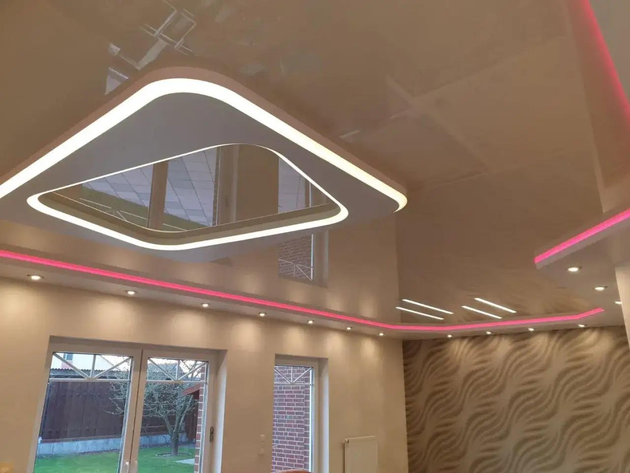 Moderne Spanndecke mit indirekter Beleuchtung. Die Kosten für eine solche Decke sind oft überraschend erschwinglich.
