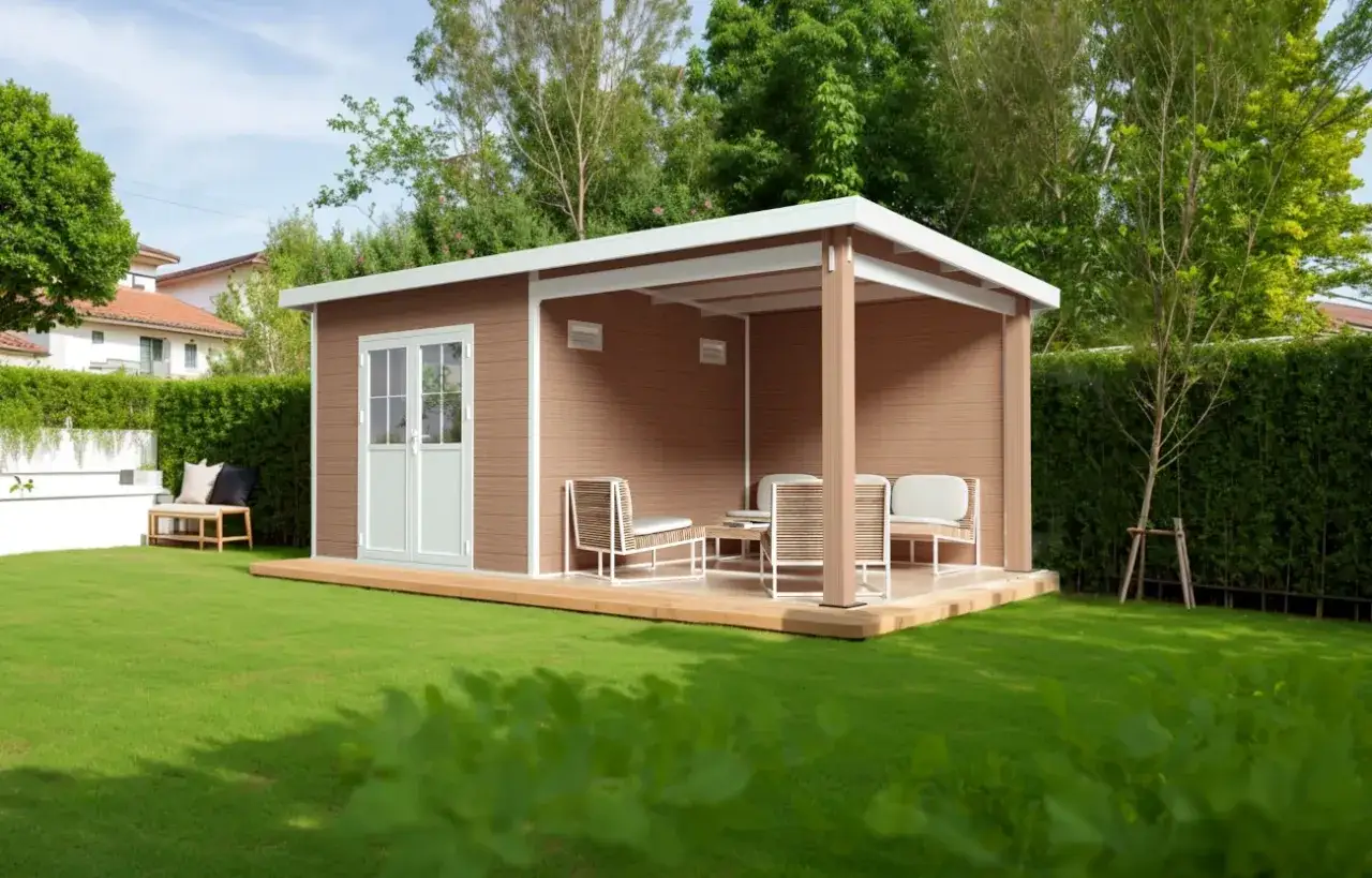 Modernes Gartenhaus mit Holzverkleidung und &uuml;berdachter Terrasse. Gem&uuml;tliche Sitzgelegenheiten laden zum Verweilen ein.