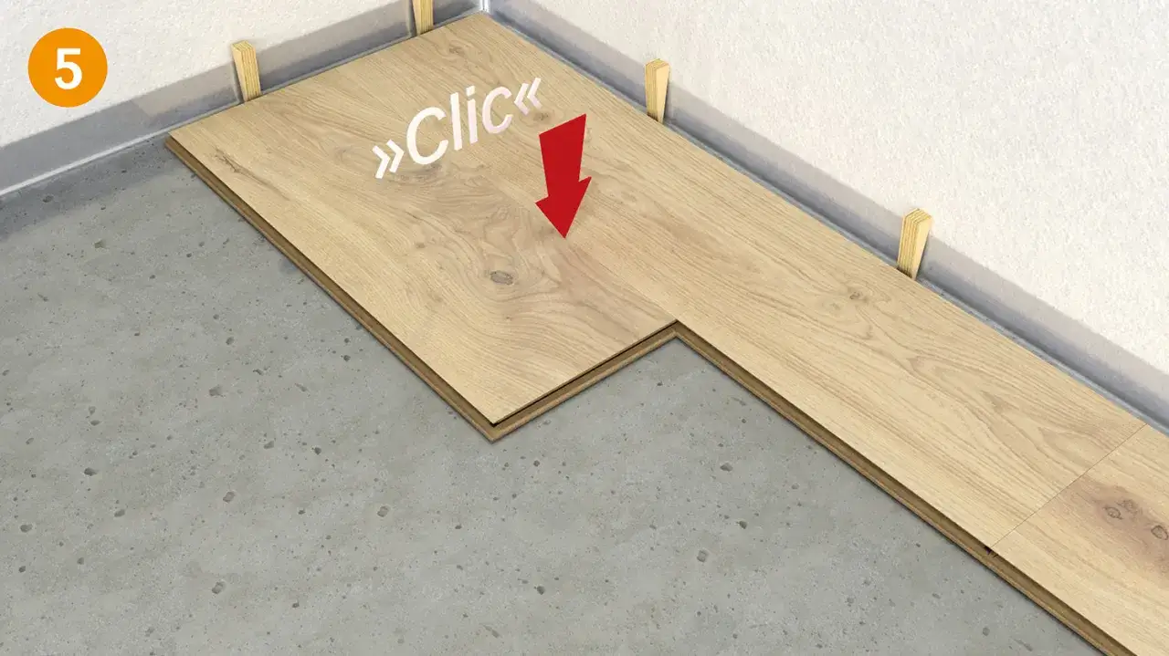 Schritt 5: Parkett verlegen. Die Holzdiele wird mit einem Klick-System verbunden. Keile halten den Abstand zur Wand.