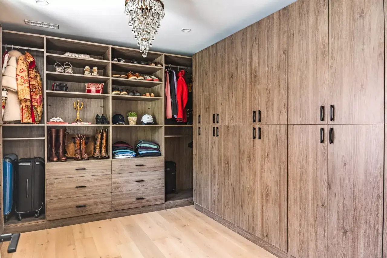 Ein Traum: Ein begehbarer Kleiderschrank selber machen! Hier mit viel Stauraum für Schuhe, Kleider, Koffer und Accessoires.