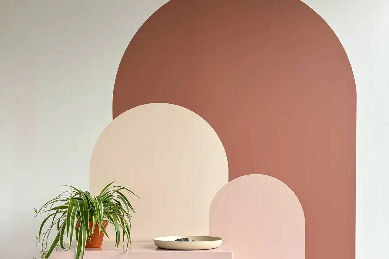 Moderne Wandgestaltung mit geometrischen B&ouml;gen in warmen Erdt&ouml;nen. Tolle Ideen, Muster und wie man die Wand selber malen kann.