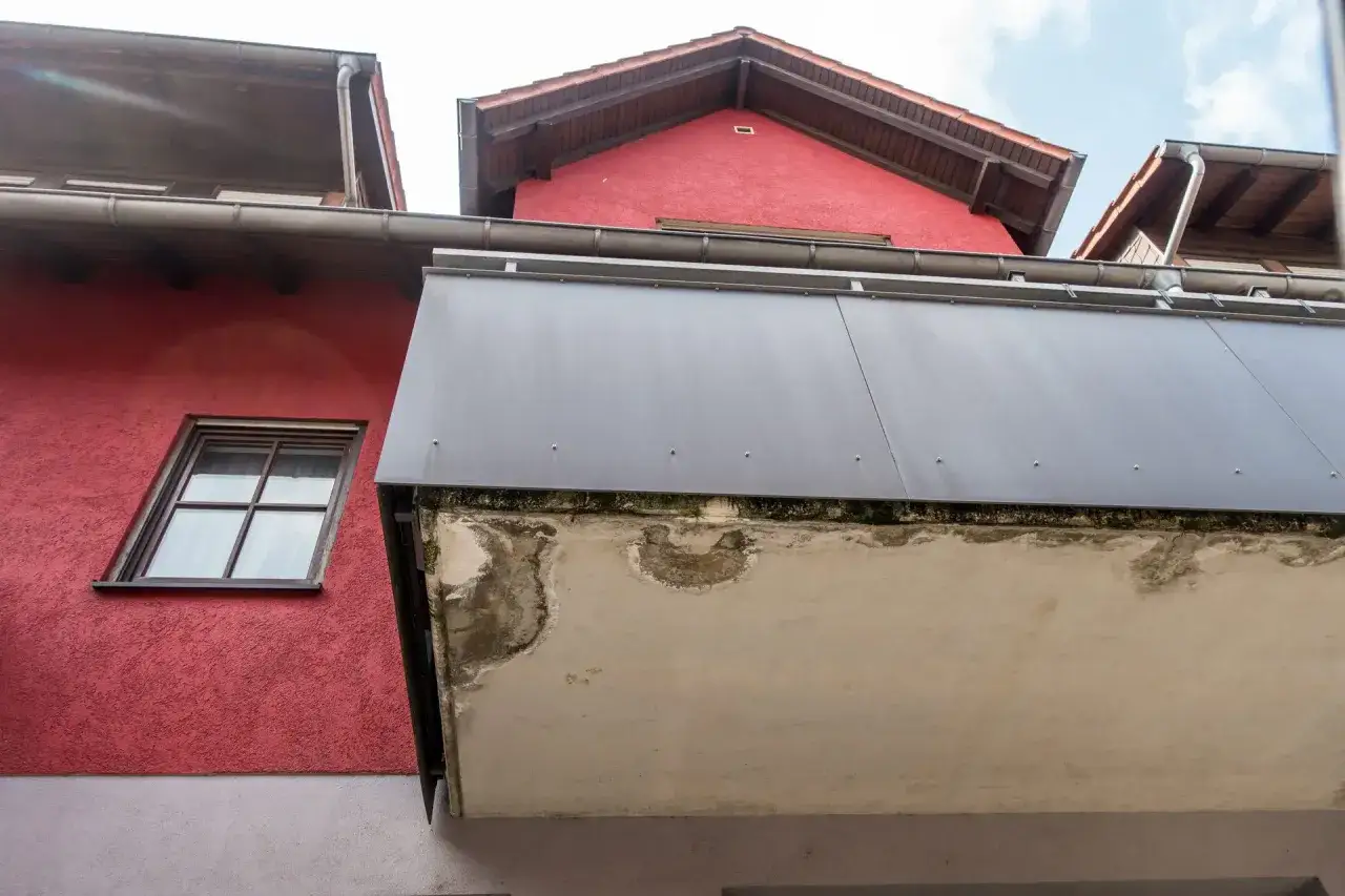 Betonplatte zeigt Wassersch&auml;den, ein Zeichen, dass der Balkon saniert werden muss.