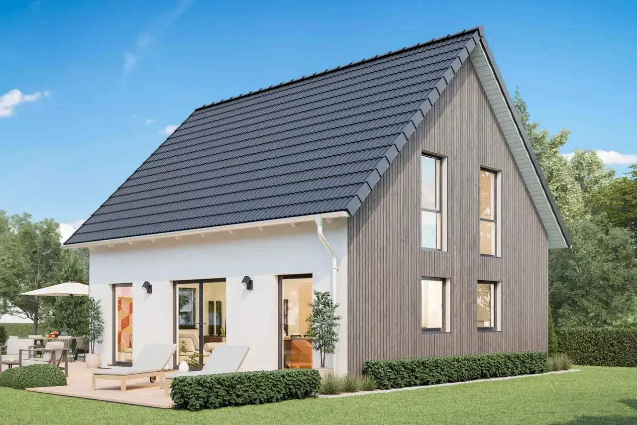 Modernes Haus mit satteldach modern interpretiert, Holzfassade, wei&szlig;e Putzfassade, Terrasse mit Liegest&uuml;hlen und Gartenm&ouml;beln.