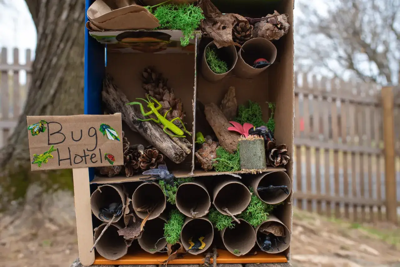 Ein liebevoll gestaltetes Insektenhotel DIY mit vielen Verstecken f&uuml;r kleine Krabbeltiere.